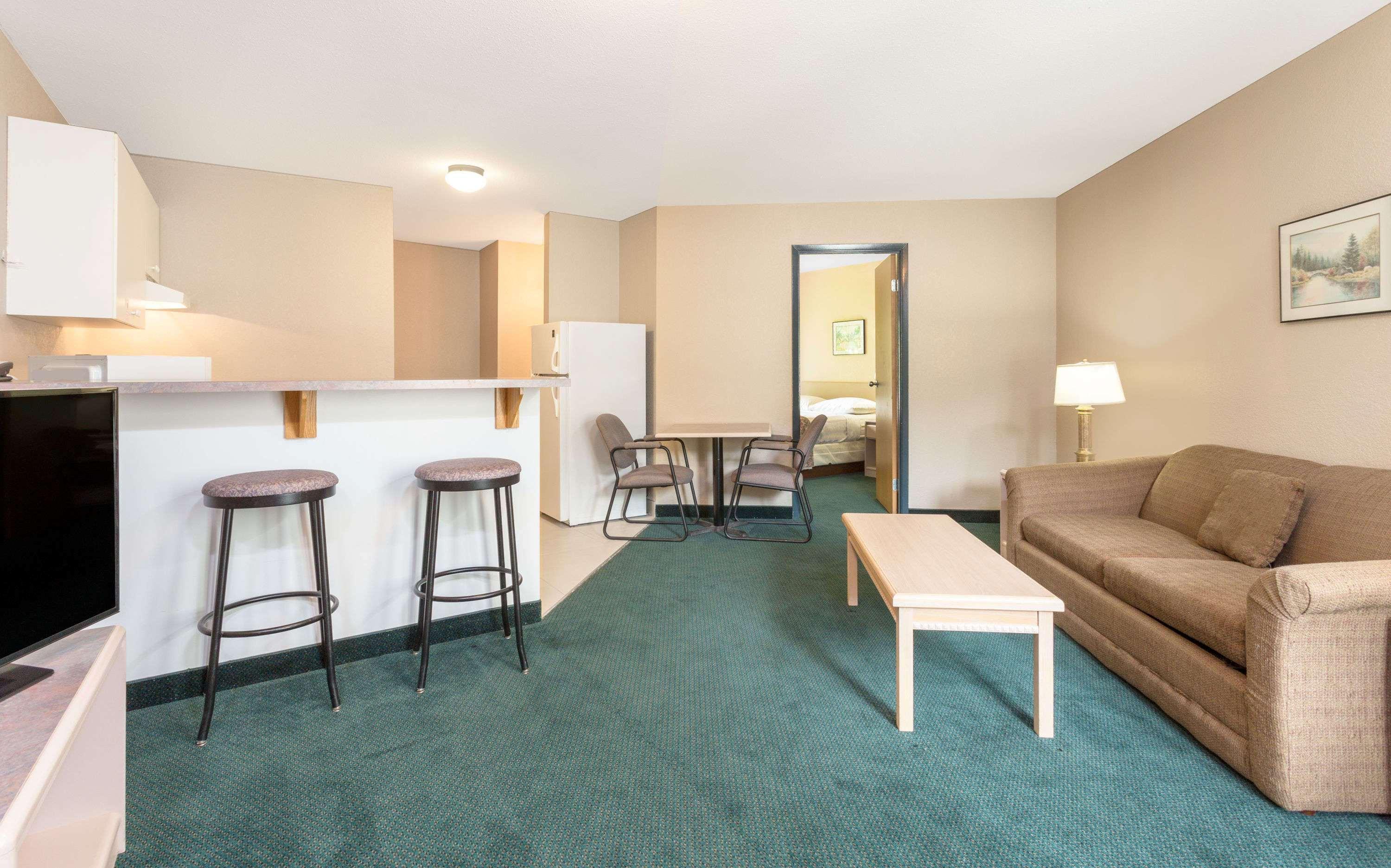 Super 8 By Wyndham Golden Hotel Exterior foto