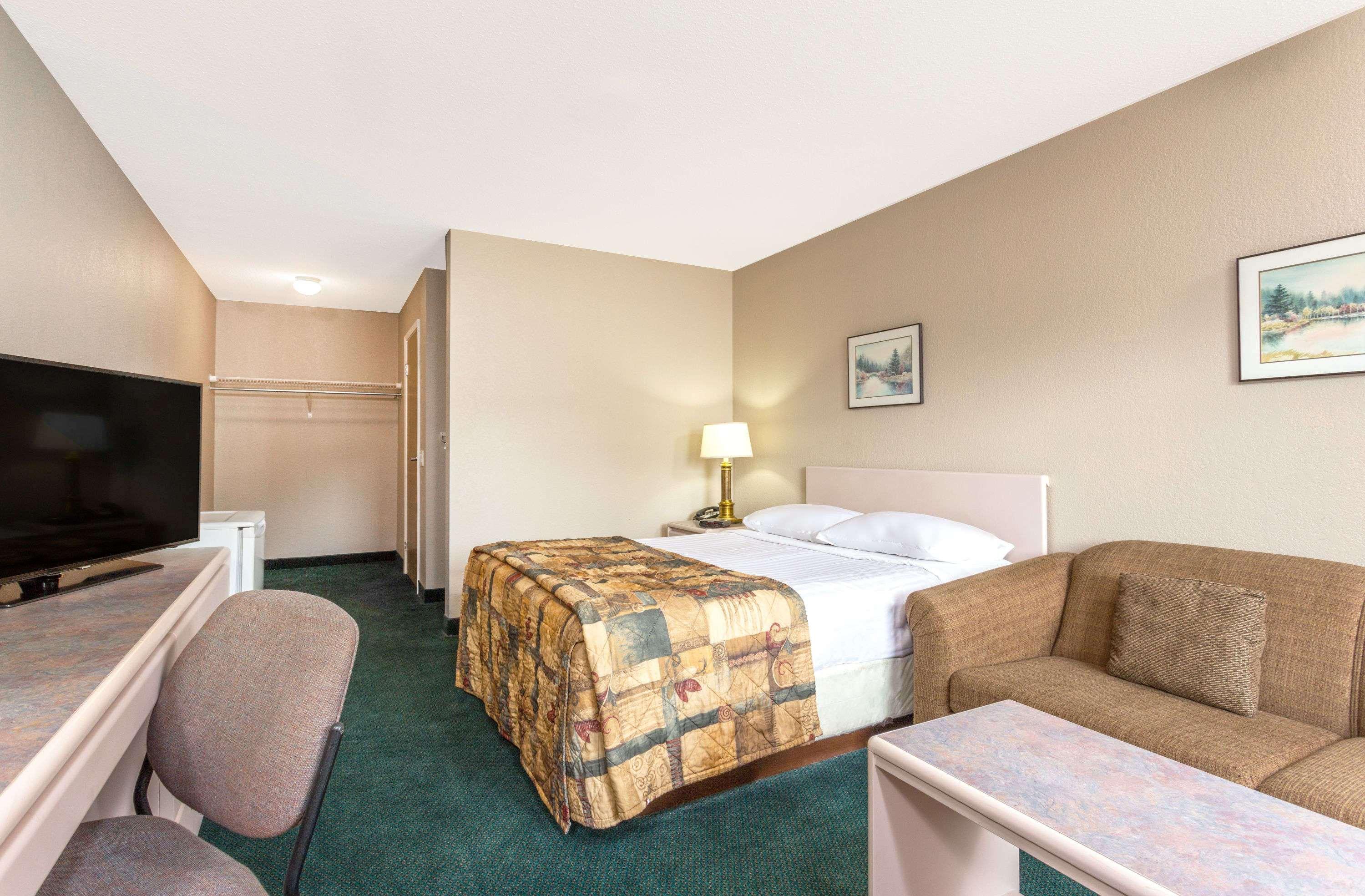 Super 8 By Wyndham Golden Hotel Exterior foto