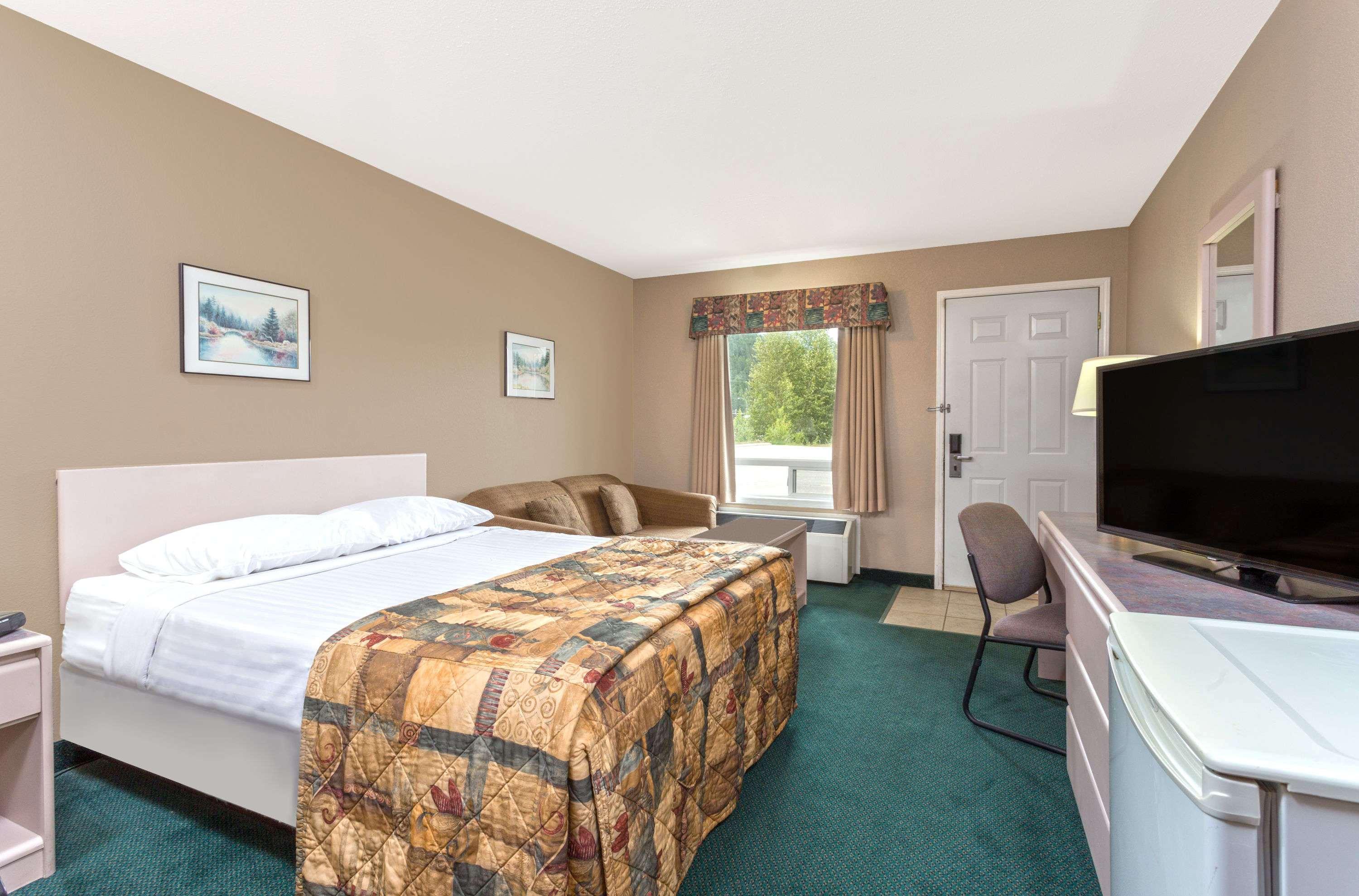 Super 8 By Wyndham Golden Hotel Exterior foto