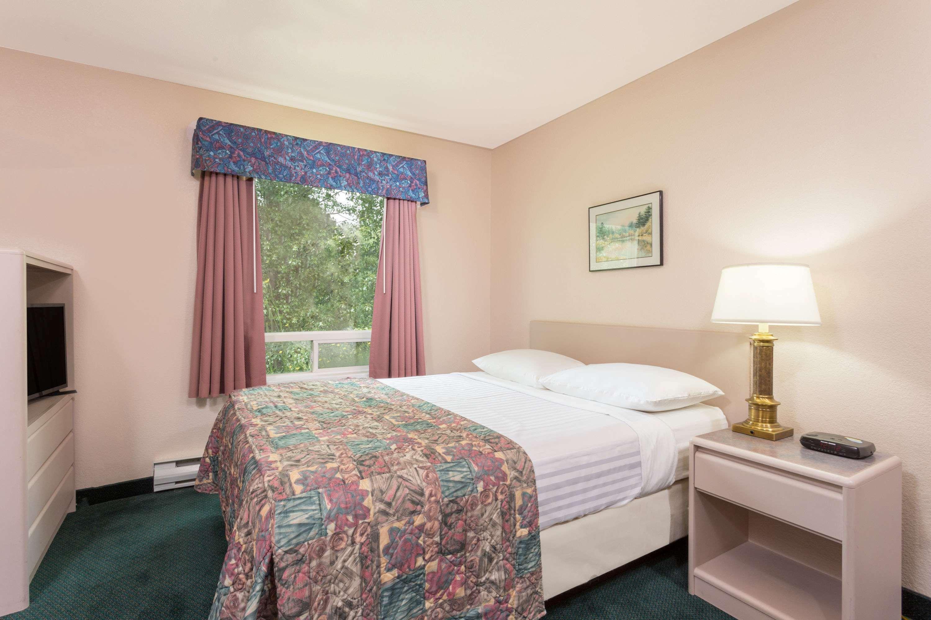 Super 8 By Wyndham Golden Hotel Exterior foto