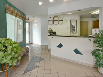 Super 8 By Wyndham Golden Hotel Interior foto