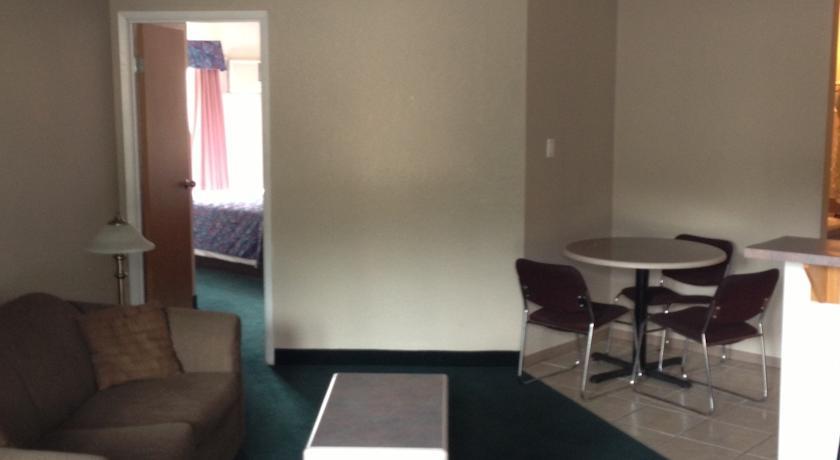 Super 8 By Wyndham Golden Hotel Exterior foto